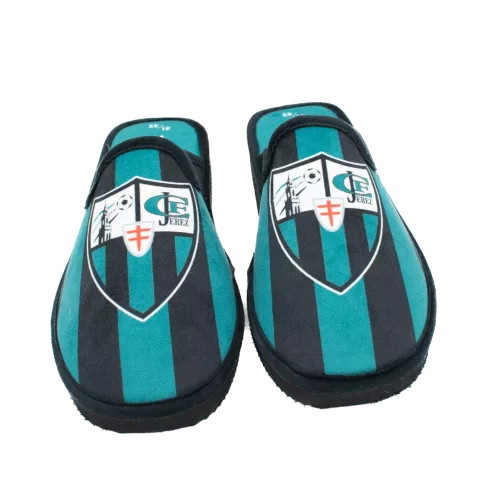 Zapatillas con suelas de calidad del Jerez CF con diseño de rayas verdes y negras.