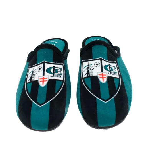 Calzado con suelas de calidad del Jerez CF con rayas negras y verdes hechas en España.